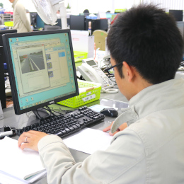 専用ソフトに画像を取り込み報告書を作成。営業や各部署の担当者へ報告・相談しながら仕事をしています。