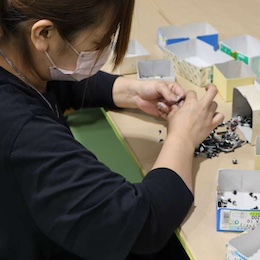 部品の設置など細かな作業もあります。いろいろな形状があり楽しいですよ！