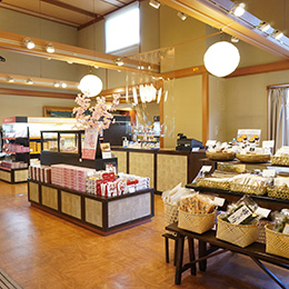 あるホテル施設の売店。商品の見やすさ、選びやすさに留意しながら、レイアウトを行います。