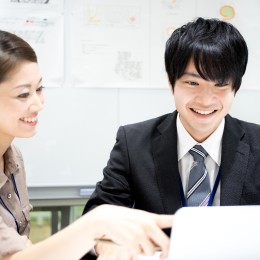 入社後は経験豊富な先輩がメンターとしてあなたの成長をサポート。未経験の方もご安心ください。
