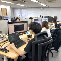 オフィスでの事務作業の様子。コロナ禍はリモート中心でしたが、最近は出社して対面で仕事しています。
