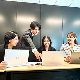 年齢が近いスタッフが多いので、社内の雰囲気も良好！わからないことがあれば、皆がサポートします！