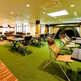 こちらが、SUVオーナーを希望されるお客様のライフシーンにマッチした、アウトドアがコンセプトの店内。