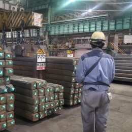 クレーン作業もある当社。資格を取得して業務の幅を広げることも可能です。