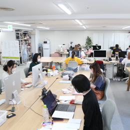 オフィスにはウォーターサーバー、電子レンジ、冷蔵庫完備！気持ちよく働ける空間です。
