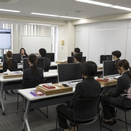 女性比率の高さも当社の特長の一つ。ライフステージに左右されずに働ける環境整備も進んでいます！