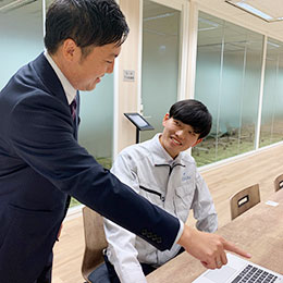 わからないこと、困ったことがあれば、まわりの先輩たちに遠慮なく質問・相談できる環境です。