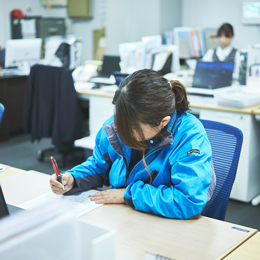 自社に宅配組織があるのも強み。宅配スタッフとの会話からヒントを得て営業先を定めることも。