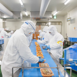 おいしさを最大限に届けられるよう、心をこめて盛り付け作業をしています。