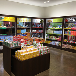 地域ならではのお土産のニーズが高い施設では、ご当地のお土産を幅広くご用意！