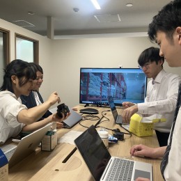 商品の味見をすることも。生薬や漢方薬の知識をイチから身につけていきましょう！