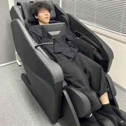 オフィス内にまさかのマッサージチェア！苦労して乗り越えた先には癒しが待っています(笑)