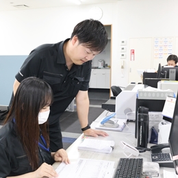 見積もり作成などの事務処理は内勤スタッフのサポートがあります。営業活動に専念できる環境です。