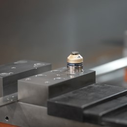 当社が手がける自動切断機は、半導体やゴム材料の切断など、非常に特殊でニッチなニーズに応えています。