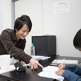 フレンドリーな関係性の講師と生徒たち。気兼ねなく質問できるから勉強も楽しくなる！