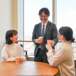 弁護士事務所は堅そうなイメージがありますが実際には明るく活気ある職場です！