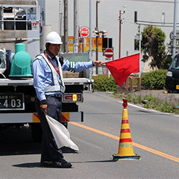 イベントや工事現場などに欠かせない存在の警備員。危険を未然に防ぐ社会インフラといえるでしょう。