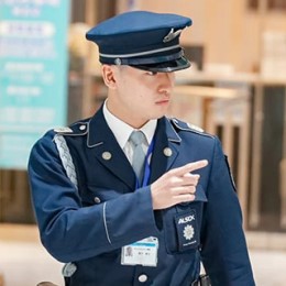 お客様の安全のために、時には凛とした表情で周囲に気を配りながら巡回業務もします。異常があれば即連携！