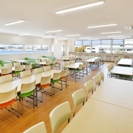 社員食堂は1食100円からという安さが魅力。窓の外には伊勢湾の海が見えます！