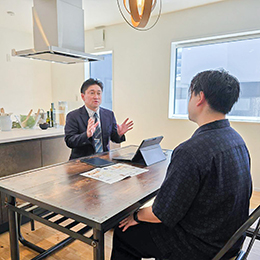 未経験でも固定給35万円以上！
収入の心配なく、
新たなキャリアに
チャレンジできます。