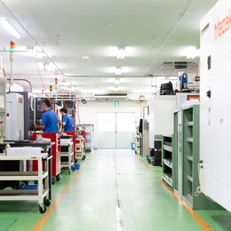 製造現場はとても広くて清潔。あなたのイメージした設計が、ここで実際の形となります。