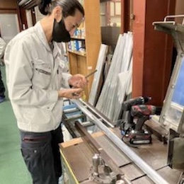 特殊な機械を使いスクリーンを製造していきます。イチから丁寧に教えていくので大丈夫です！