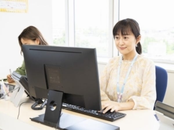 【電話対応ばかりじゃない】稼働管理や研修講師、クライアントへの報告資料など、実は《事務作業》が多いお仕事＊