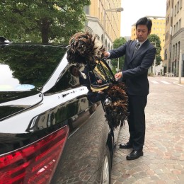 お客様のお車を常に綺麗に保つのも役目。洗車もこまめに行います。