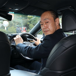 社内では不要な会話はしないことも重要。カーナビは使わないため、地理をしっかりと覚えましょう。