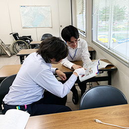 資格取得に向けて、研修室で座学