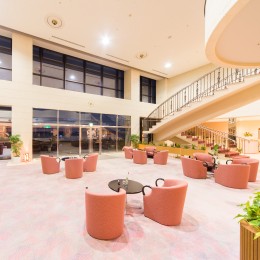 リゾートホテルや旅館などを展開。幅広い経験を積みながら、確かなステップアップを目指せます。