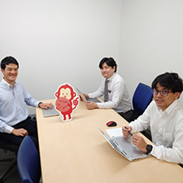 営業部のスタッフは30～40代がメイン。東京・大阪をあわせても10名の小回りが利くチームです。