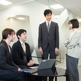雑談も飛び交う風通しの良い職場で、チームで支え合う文化があります。