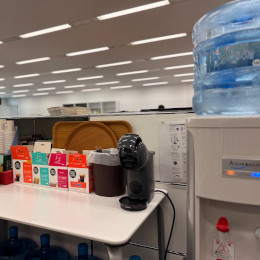 ウォーターサーバーやコーヒーマシーンも完備。快適で働きやすいオフィスです！