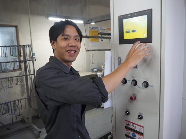 現場のお仕事の様子です。塗装工程は目に見える外観を整える作業のため、繊細さが要求されますが、高い技能を持つ技能者が高い品質を支えます。