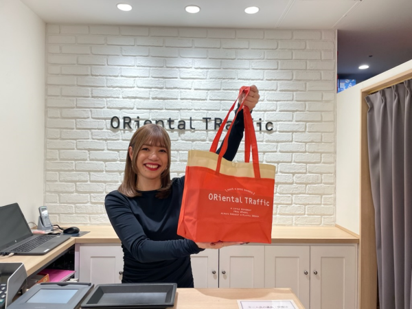 毎日違う服が着たい、靴もたくさん欲しい！そんなおしゃれ好きな方！服装・髪色自由なのでぜひあなたのセンスを接客に活かして下さい。