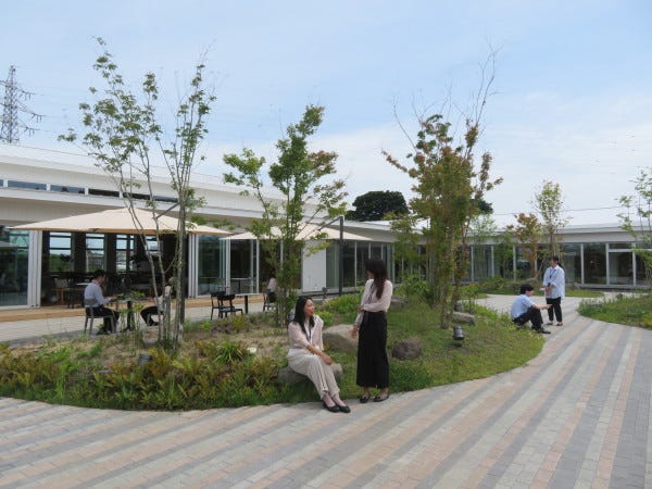 にかほ市象潟地区にある九十九島をイメージした中庭。カフェと連動し、天気の良い日は窓を開放し中庭に設置したテラス席にて飲食も可能です。