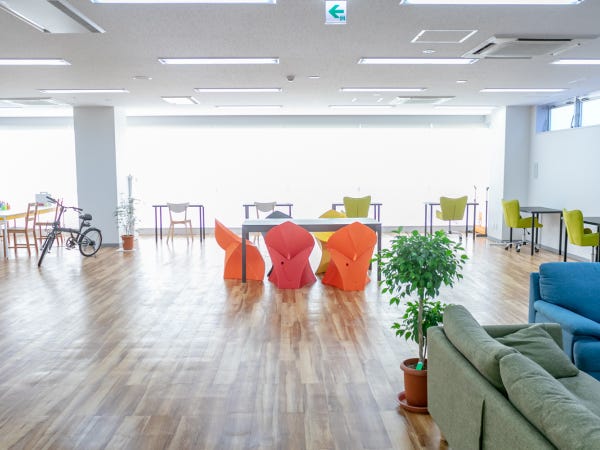 実際のオフィスの光景です！日当たりがよく、仕切りのない机で他部署のスタッフとも気軽に話せるため、明るく自由な雰囲気です。