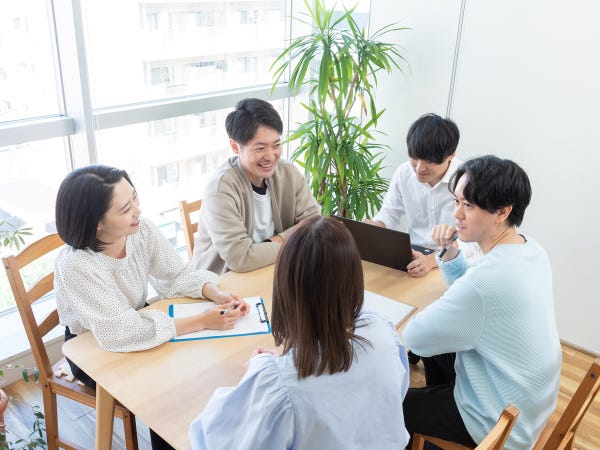 スタッフのバックグラウンドは、実にさまざま。年齢や社歴、経験などの違いは関係なく、フラットにお互いを尊重しながら意見を交わし合っています。