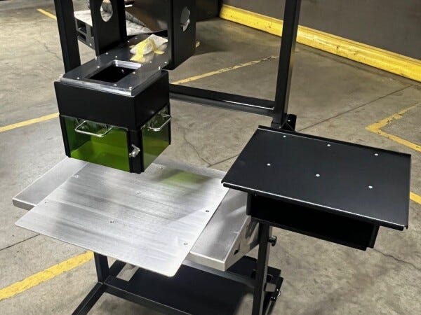 組立品の例です。レーザーマーカーの専用スタンドを組立まで行い納品しています。