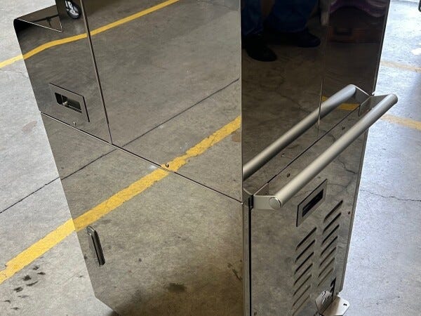 組立品の例です。製作した装置筐体へカバー類の組付けを行い納品しています。