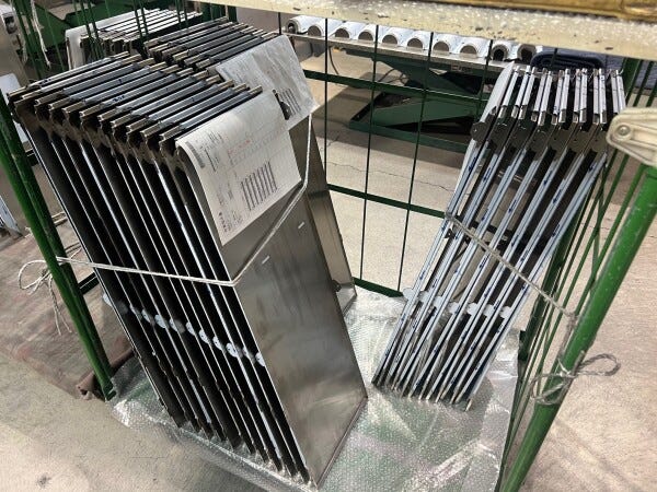 梱包・出荷準備を行う製品例です。綺麗にクリーニングを行い、キズが付かないようにプチプチで梱包します。