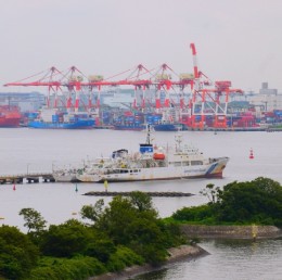 取り扱う機器はどれも、この国の物流を支える重要ものばかり。やりがいやスケールの大きさを感じられます◎