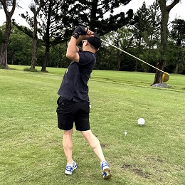 ゴルフでの一コマ。ナイッショー！と聞こえてきそうです。