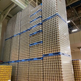 フォークリフトを使い、製造された缶はこのように積み上げていきます。