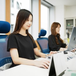 悩んだときはすぐに相談。デザイナー・ディレクターといった垣根も越えて、みんなで協力し合える環境です。