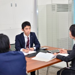 第二新卒、若手が活躍中！積極的に意見、質問する方が多く、先輩の面倒見が良いことも特徴です！