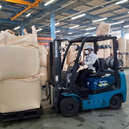 場内での運搬や入出荷にはフォークリフトを使用。免許未所持の方も、会社負担で取得にチャレンジできます◎