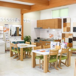 キレイで明るい店舗で働けます。転勤はないので、今の環境で長く勤務が続けられます。
