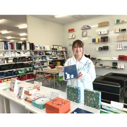 「これ知ってる！」と思わず声が出る、あの人気商品──。実は、その箱も当社が手がけています！